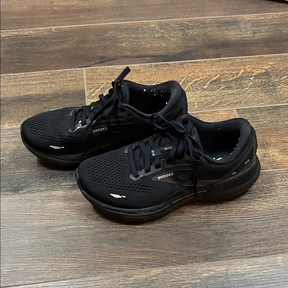 Brooks women’s Black Athletic Shoes